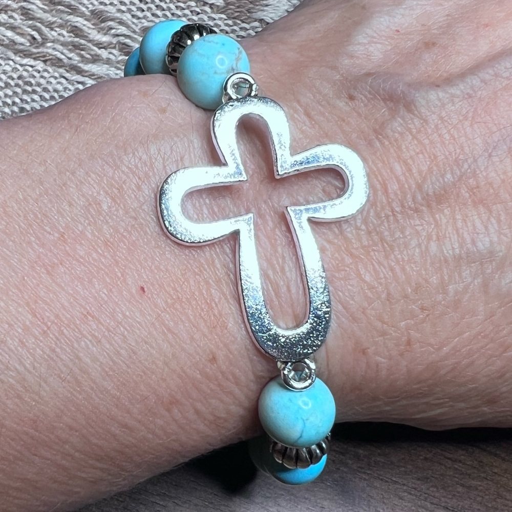 Beautiful handmade natural turquoise stone stretchy bracelet - Picture 3 of 7